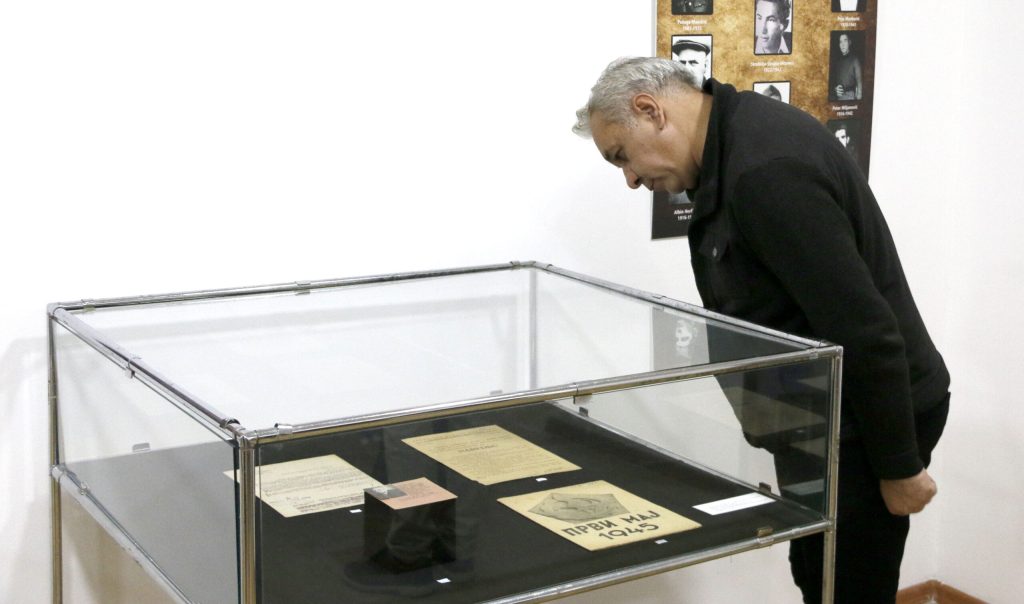 Gradonačelnik Lugavić otvorio izložbu „Iz zbirke narodnooslobodilačkog rata 1941–1945” u Muzeju istočne Bosne Gradonačelnik Lugavić otvorio izložbu „Iz zbirke narodnooslobodilačkog rata 1941–1945” u Muzeju istočne Bosne