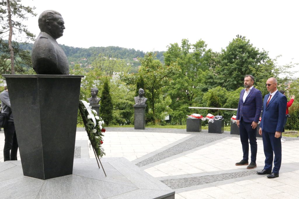 Grad Tuzla obilježio 9. maj – Dan pobjede nad fašizmom, Dan Evrope i Dan Zlatnih ljiljana Grad Tuzla obilježio 9. maj – Dan pobjede nad fašizmom, Dan Evrope i Dan Zlatnih ljiljana