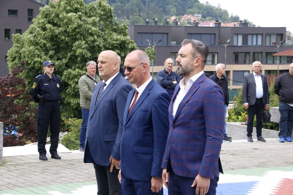 Grad Tuzla obilježio 9. maj – Dan pobjede nad fašizmom, Dan Evrope i Dan Zlatnih ljiljana Grad Tuzla obilježio 9. maj – Dan pobjede nad fašizmom, Dan Evrope i Dan Zlatnih ljiljana
