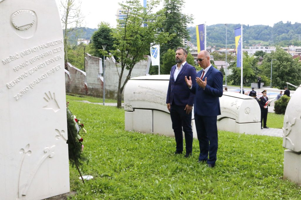Grad Tuzla obilježio 9. maj – Dan pobjede nad fašizmom, Dan Evrope i Dan Zlatnih ljiljana Grad Tuzla obilježio 9. maj – Dan pobjede nad fašizmom, Dan Evrope i Dan Zlatnih ljiljana