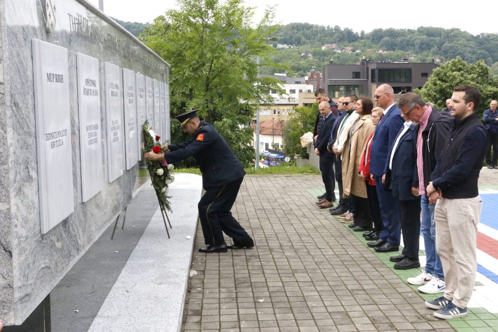 Grad Tuzla obilježio 9. maj – Dan pobjede nad fašizmom, Dan Evrope i Dan Zlatnih ljiljana Grad Tuzla obilježio 9. maj – Dan pobjede nad fašizmom, Dan Evrope i Dan Zlatnih ljiljana