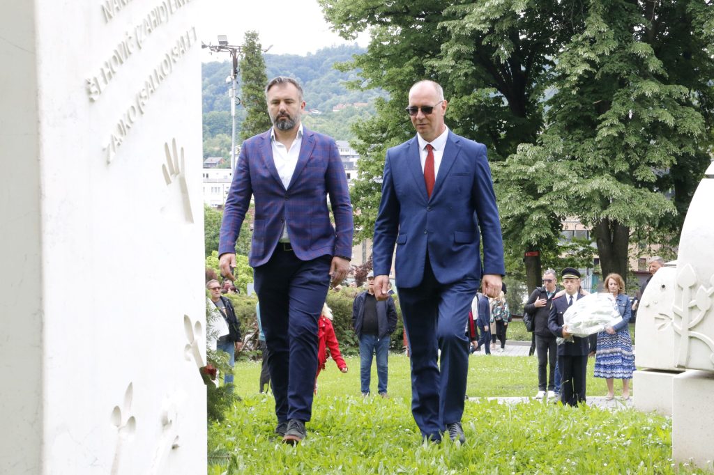 Grad Tuzla obilježio 9. maj – Dan pobjede nad fašizmom, Dan Evrope i Dan Zlatnih ljiljana Grad Tuzla obilježio 9. maj – Dan pobjede nad fašizmom, Dan Evrope i Dan Zlatnih ljiljana