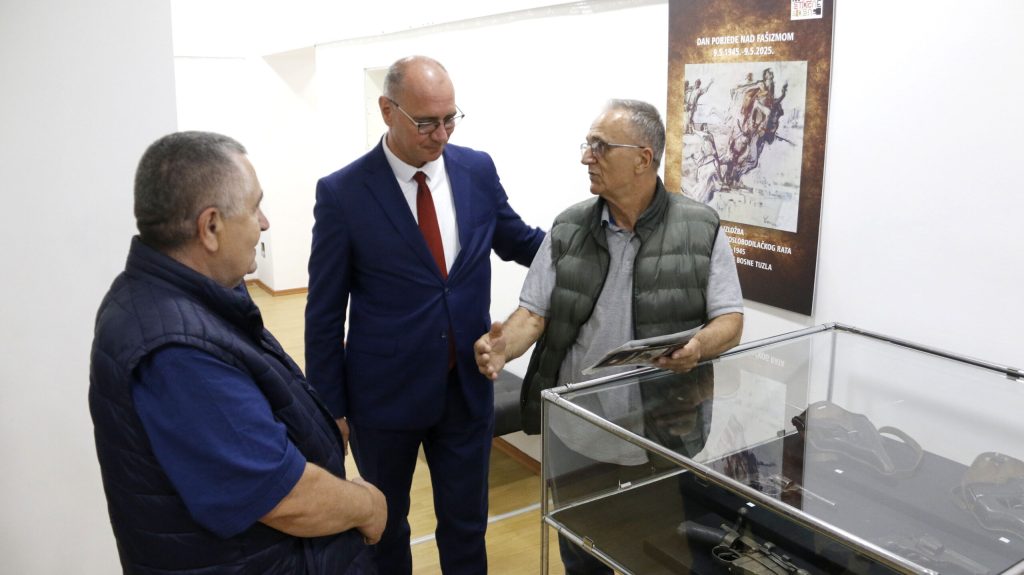 Gradonačelnik Lugavić otvorio izložbu „Iz zbirke narodnooslobodilačkog rata 1941–1945” u Muzeju istočne Bosne Gradonačelnik Lugavić otvorio izložbu „Iz zbirke narodnooslobodilačkog rata 1941–1945” u Muzeju istočne Bosne
