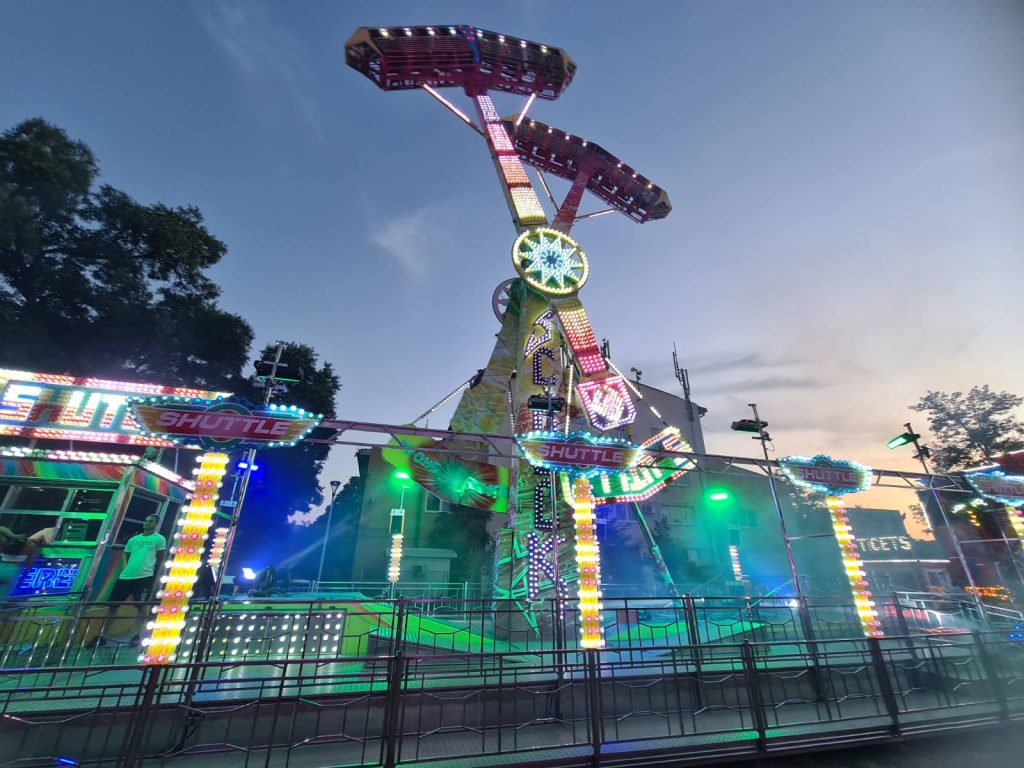 Luna Park Europa već danima privlači brojne posjetitelje u Tuzli – provedite nezaboravno veče uz zabavu za sve generacije! (FOTO) Luna Park Europa već danima privlači brojne posjetitelje u Tuzli – provedite nezaboravno veče uz zabavu za sve generacije! (FOTO)