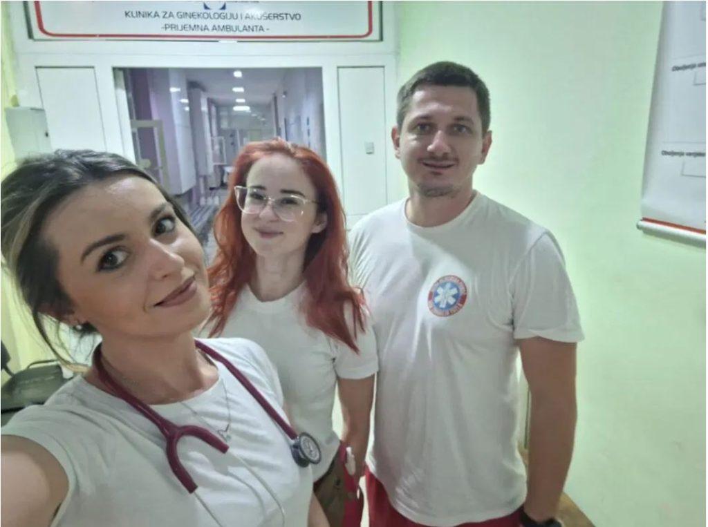 Ekipa Hitne pomoći Tuzla porodila ženu u sanitetskom vozilu, na svijet stigao zdrav dječak